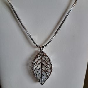 Leaf Pendant W/ Long Chain